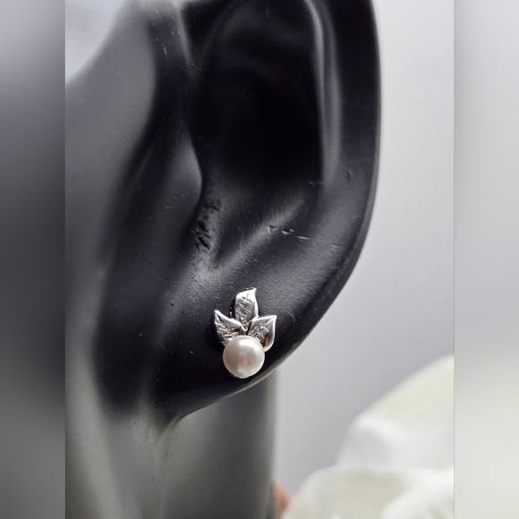 ♥️ LEAF STERLING SILVER STUD EARRINGS - Picture 2 of 5
